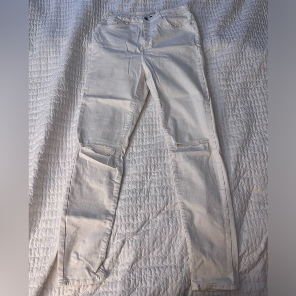 Men’s white jeans with knee holes
